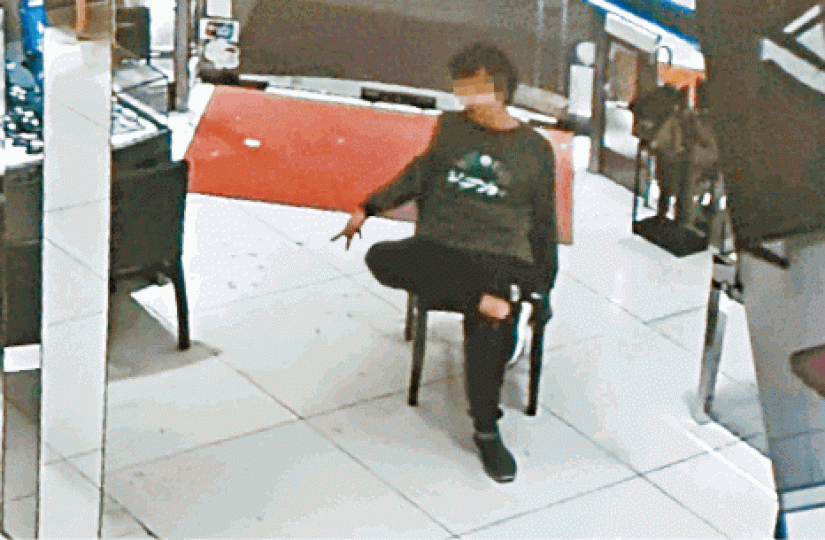賊人一度取來一張凳坐在門口,阻止職員離開。遭持玻璃樽獨行賊闖入的珠寶行無損失。 賊人一度取來一張凳坐在門口,阻止職員離開。遭持玻璃樽獨行賊闖入的珠寶行無損失。