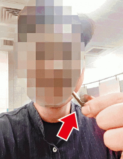 許先生展示他排出的AirPods(箭嘴示),並指耳機一切功能正常。 許先生展示他排出的AirPods(箭嘴示),並指耳機一切功能正常。