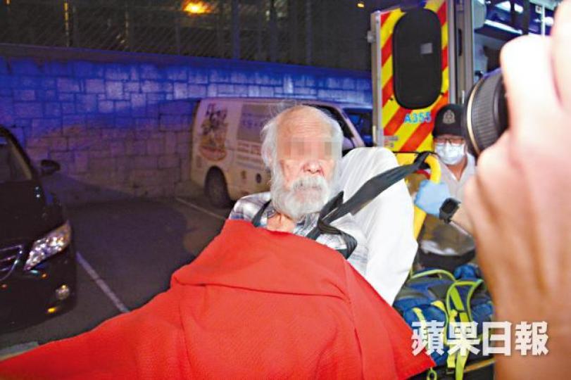 68歲男戶主不適送院。女死者的遺體由仵工移送殮房。肇事單位(左)的對面住戶用黑膠紙封住鐵閘,防止異味滲入。 68歲男戶主不適送院。女死者的遺體由仵工移送殮房。肇事單位(左)的對面住戶用黑膠紙封住鐵閘,防止異味滲入。