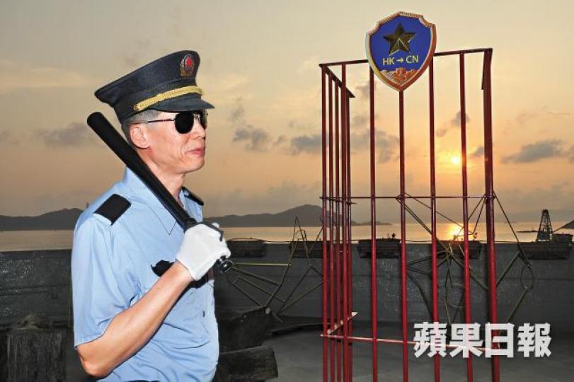 藝術家黃國才創作一個名為「HK to CN」的流動監獄,寓意被捕人士只會有入無出。馬泉崇攝 藝術家黃國才創作一個名為「HK to CN」的流動監獄,寓意被捕人士只會有入無出。馬泉崇攝