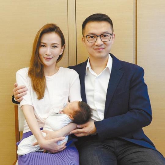 諸葛紫岐昨日稱於本月初在加拿大為薛嘉麟誕下細仔。章子怡日前在微博貼出在美國玩的照片時，刻意遮肚。近日傳再度懷孕的章子怡，本月11日忽然貼生第一胎時的抱B相。微博圖片今年1月諸葛紫岐現身公開場合，當時應已懷孕六至七個月，但身形纖瘦。資料圖片落選港姐林伊麗昨日凌晨報喜，在美國誕下兒子。互聯網圖片林伊麗（中）入產房時，老公全程陪伴。互聯網圖片