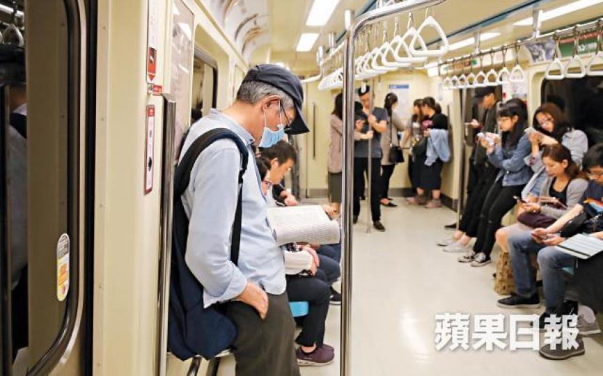 坐捷運時專心讀書,是在香港乘車時難以做到的事。 坐捷運時專心讀書,是在香港乘車時難以做到的事。