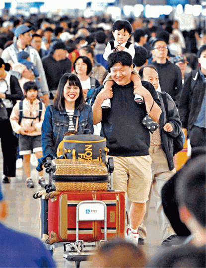 超級黃金周估計有近2,500萬人到國內外旅遊,關西機場昨天亦人頭湧湧。 超級黃金周估計有近2,500萬人到國內外旅遊,關西機場昨天亦人頭湧湧。
