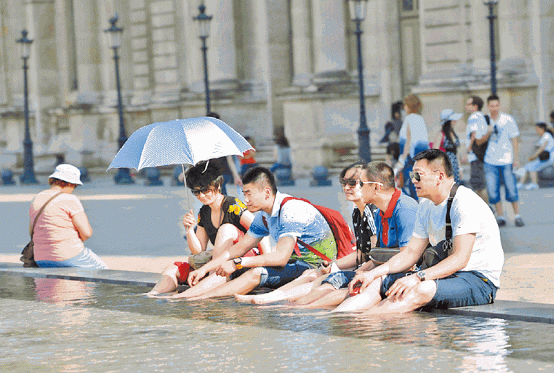 法國是中國人旅遊熱門地;圖為中國客在羅浮宮外洗腳。 資料圖片 法國是中國人旅遊熱門地;圖為中國客在羅浮宮外洗腳。 資料圖片