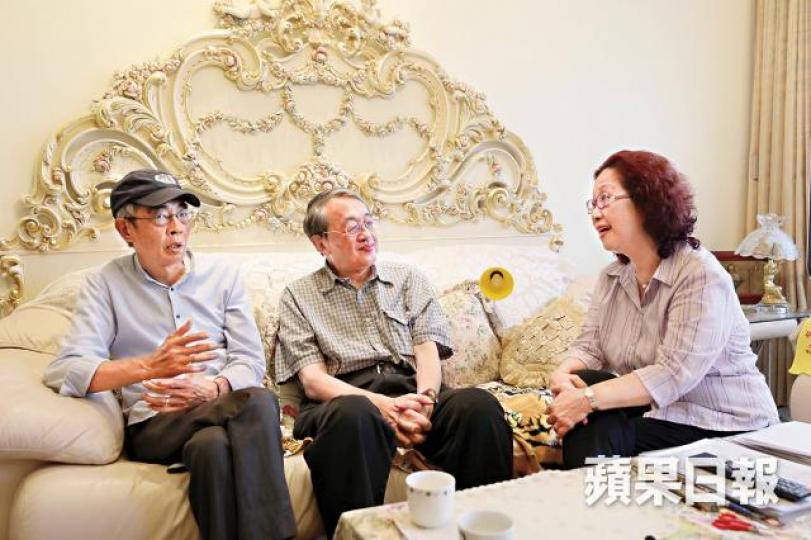 林榮基到林保華(中)及楊月清(右)夫婦府上作客,三人相談甚歡。 林榮基到林保華(中)及楊月清(右)夫婦府上作客,三人相談甚歡。