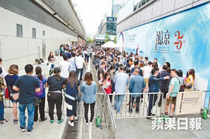 海日灣II昨首度以價單形式開售,售樓處人頭湧湧。日出康城MONTARA昨日錄逾萬人次參觀示範單位。海日灣II 海日灣II昨首度以價單形式開售,售樓處人頭湧湧。日出康城MONTARA昨日錄逾萬人次參觀示範單位。海日灣II