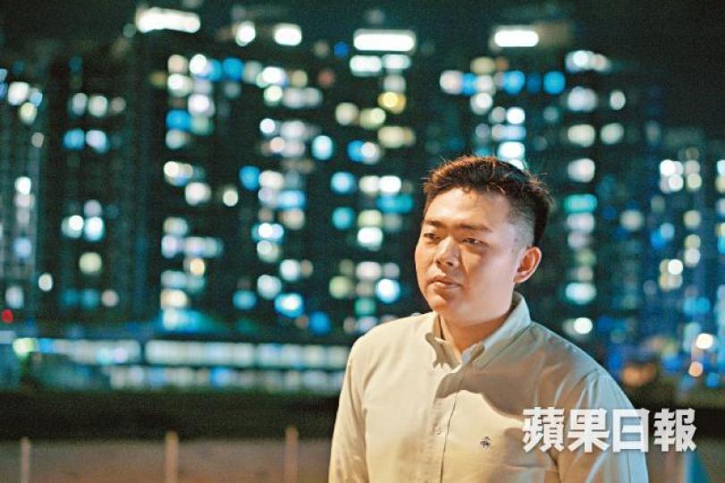 Ted大學畢業後便打算留港領身份證。Ted現時在零售業界做管理培訓生。Ted住在將軍澳的私人屋苑,指租金昂貴,需要家人補貼。文文本身從事傳媒行業,去年轉職保險銷售。文文兩年半前辭去內地工作,來香港讀書。文文不時都會回山東的老家與家人和朋友見面。 Ted大學畢業後便打算留港領身份證。Ted現時在零售業界做管理培訓生。Ted住在將軍澳的私人屋苑,指租金昂貴,需要家人補貼。文文本身從事傳媒行業,去年轉職保險銷售。文文兩年半前辭去內地工作,來香港讀書。文文不時都會回山東的老家與家人和朋友見面。