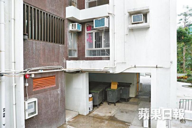 太古城「地底戶」望內園,樓下是垃圾站。放盤單位裝修新淨,廚房改作開放式設計。 太古城「地底戶」望內園,樓下是垃圾站。放盤單位裝修新淨,廚房改作開放式設計。
