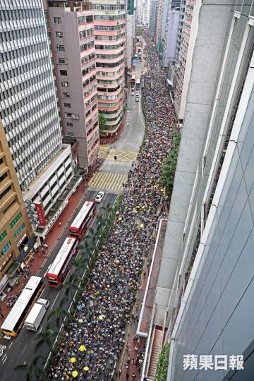 送中惡法激起民憤,13萬人昨走上街頭,用行動向極權說不。陳善南攝2003年50萬港人上街反對23條立法,事隔16年,怒火再現街頭。遊行市民高舉被綁起的雙手,象徵送中惡法束縛港人。何柏佳攝小朋友舉牌抗議,為我城出一分力。何頴賢攝即使行動不便,長者也堅持上街,守護香港。林鄭賣港求榮,市民焚燒其肖像洩憤。馬泉崇攝遊行至晚上,市民怒氣未消,希望「升級」圍立會,逼政府撤回惡法。 送中惡法激起民憤,13萬人昨走上街頭,用行動向極權說不。陳善南攝2003年50萬港人上街反對23條立法,事隔16年,怒火再現街頭。遊行市民高舉被綁起的雙手,象徵送中惡法束縛港人。何柏佳攝小朋友舉牌抗議,為我城出一分力。何頴賢攝即使行動不便,長者也堅持上街,守護香港。林鄭賣港求榮,市民焚燒其肖像洩憤。馬泉崇攝遊行至晚上,市民怒氣未消,希望「升級」圍立會,逼政府撤回惡法。