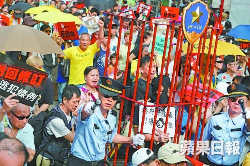 遊行人士昨扮成公安,帶上自製囚籠上街,寓意送中惡法一旦通過,人人隨時變「逃犯」被押返內地。易仰民攝遊行人士高舉標語反對送中例。區麗莊 遊行人士昨扮成公安,帶上自製囚籠上街,寓意送中惡法一旦通過,人人隨時變「逃犯」被押返內地。易仰民攝遊行人士高舉標語反對送中例。區麗莊