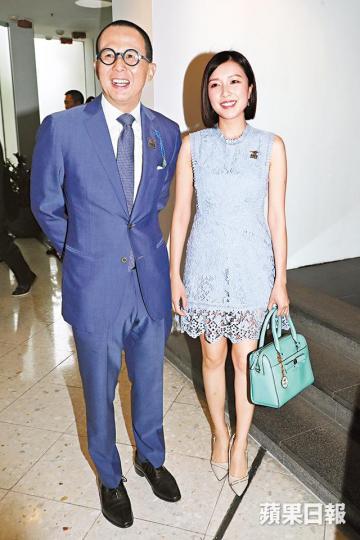 李澤楷昨日首度帶女友郭嘉文公開現身，情侶裝襯到絕。郭嘉文小鳥依人跟在李澤楷身後，樂做背後女人。李澤楷昨日以主人家身份，在沙田馬場出席投資的保險公司盃賽。李佳芯自言非常喜歡馬匹，有做馬主的計劃。黃心穎大家姐黃心美昨日擔任司儀。張智霖最近積極減肥，透露已減了五磅。