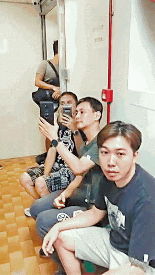 六四紀念館重開第二日,五名男子試圖帶膠凳硬闖抗議,其中一人(右一)更指走廊屬公眾地方拒絕離開。六四紀念館提供圖片 六四紀念館重開第二日,五名男子試圖帶膠凳硬闖抗議,其中一人(右一)更指走廊屬公眾地方拒絕離開。六四紀念館提供圖片