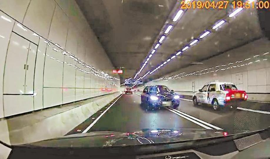 前藝人吳啟明前晚乘坐由司機駕駛的中港車牌私家車時,司機疑入錯線在中環—灣仔繞道內逆線行駛。互聯網吳啟明一輛掛中港牌的私家車昨日失事衝入墳場撞毀多個墓碑。 前藝人吳啟明前晚乘坐由司機駕駛的中港車牌私家車時,司機疑入錯線在中環—灣仔繞道內逆線行駛。互聯網吳啟明一輛掛中港牌的私家車昨日失事衝入墳場撞毀多個墓碑。