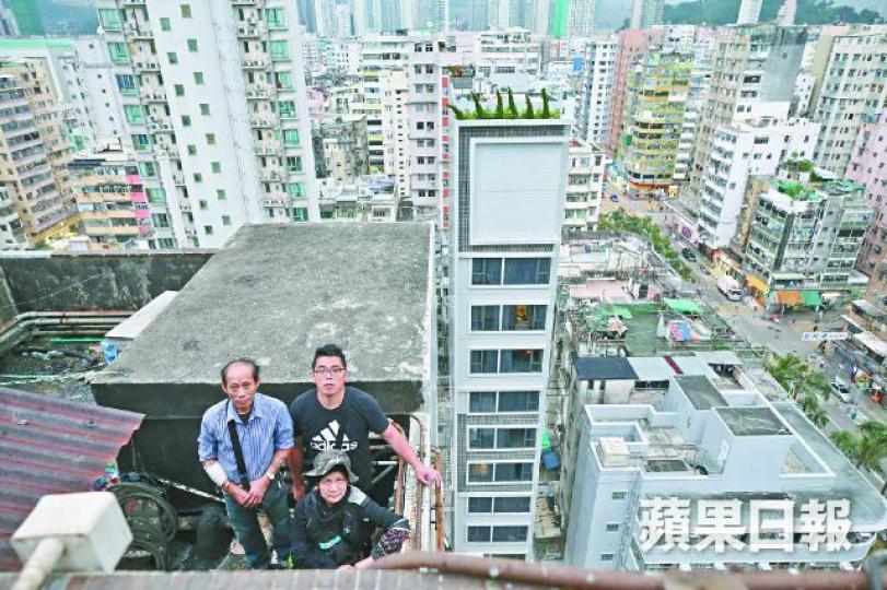 三位無家者興叔、阿榮及Maymay的故事,均會收錄於《無家者生活誌》一書中。黎樹雄攝興叔近年開始畫油畫,希望能拍賣出去並租單位供露宿者入住。社區組織協會提供圖片/雷日昇攝阿榮2015年終下定決心戒賭,希望能為人生帶來改變。Maymay積極參與社會事務,並加入不同聯席及自助組織。 三位無家者興叔、阿榮及Maymay的故事,均會收錄於《無家者生活誌》一書中。黎樹雄攝興叔近年開始畫油畫,希望能拍賣出去並租單位供露宿者入住。社區組織協會提供圖片/雷日昇攝阿榮2015年終下定決心戒賭,希望能為人生帶來改變。Maymay積極參與社會事務,並加入不同聯席及自助組織。