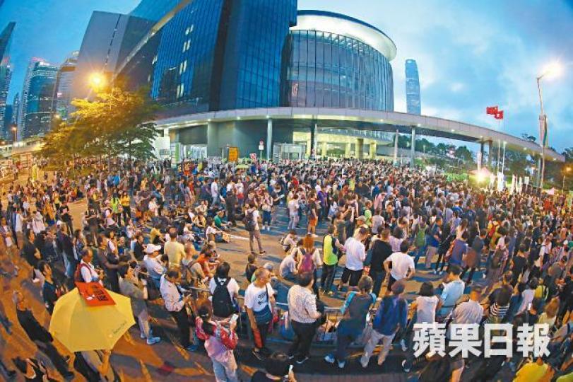 遊行隊伍於晚上7時許到達立法會示威區。梁志永攝警方多次阻擋遊行隊伍前行,市民不斷大叫「開路」,最終衝破防線。何柏佳攝 遊行隊伍於晚上7時許到達立法會示威區。梁志永攝警方多次阻擋遊行隊伍前行,市民不斷大叫「開路」,最終衝破防線。何柏佳攝
