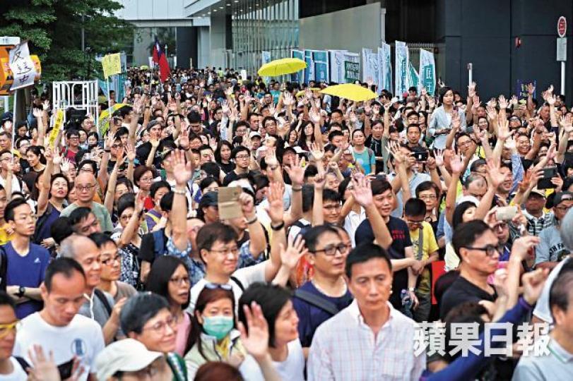 大批市民在遊行終點立法會示威區集會,向送中惡法說不。謝榮耀攝從事社福界的馮小姐贊成圍堵立會,「激烈啲嘅行為先得到更多人關注」。從事自然療法的黃先生稱會續參與反對行動,「話佢哋聽港人有底線」。 大批市民在遊行終點立法會示威區集會,向送中惡法說不。謝榮耀攝從事社福界的馮小姐贊成圍堵立會,「激烈啲嘅行為先得到更多人關注」。從事自然療法的黃先生稱會續參與反對行動,「話佢哋聽港人有底線」。