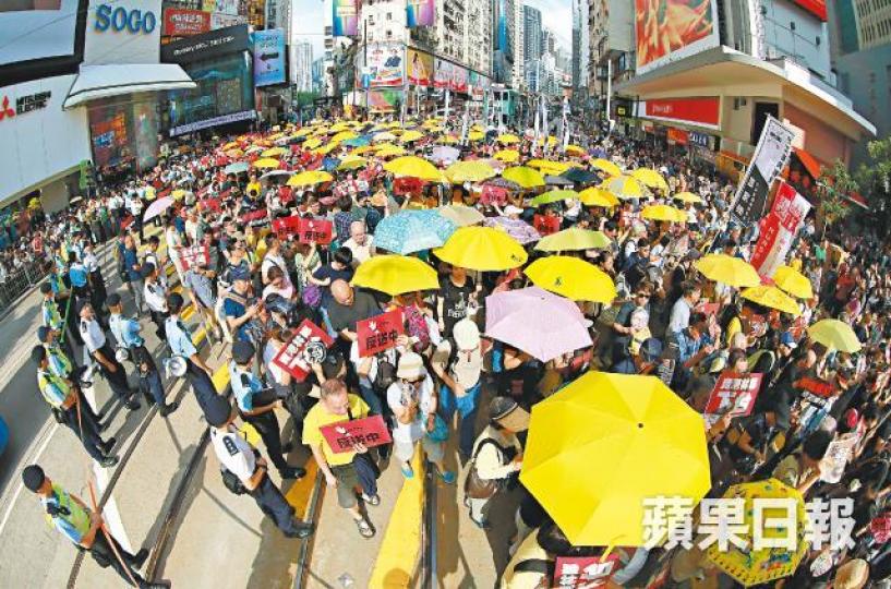 大批市民昨日參與遊行時舉起黃傘。梁志永攝內地遊客劉先生認為修例牽涉罪行太多,異見者隨時被遣返內地。居港八年的台灣人張先生表示,站出來遊行是支持港人捍衞法治。台灣遊客陳小姐不認同修例能修補港府聲稱的法律漏洞。居港俄羅斯人Alexey與太太和子女參與遊行,他直言感到香港變差。 大批市民昨日參與遊行時舉起黃傘。梁志永攝內地遊客劉先生認為修例牽涉罪行太多,異見者隨時被遣返內地。居港八年的台灣人張先生表示,站出來遊行是支持港人捍衞法治。台灣遊客陳小姐不認同修例能修補港府聲稱的法律漏洞。居港俄羅斯人Alexey與太太和子女參與遊行,他直言感到香港變差。
