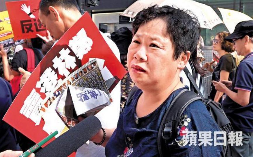 巿民黃女士批評,硬推送中惡法的林鄭月娥應「成家大細搬晒返去」。 巿民黃女士批評,硬推送中惡法的林鄭月娥應「成家大細搬晒返去」。