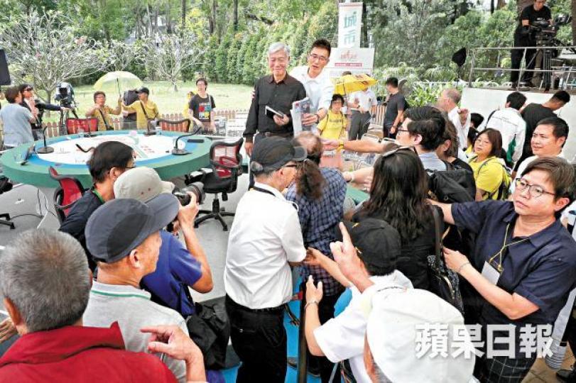 朱耀明昨離開時被何君堯煽動的支持者指罵。張志華攝 朱耀明昨離開時被何君堯煽動的支持者指罵。張志華攝