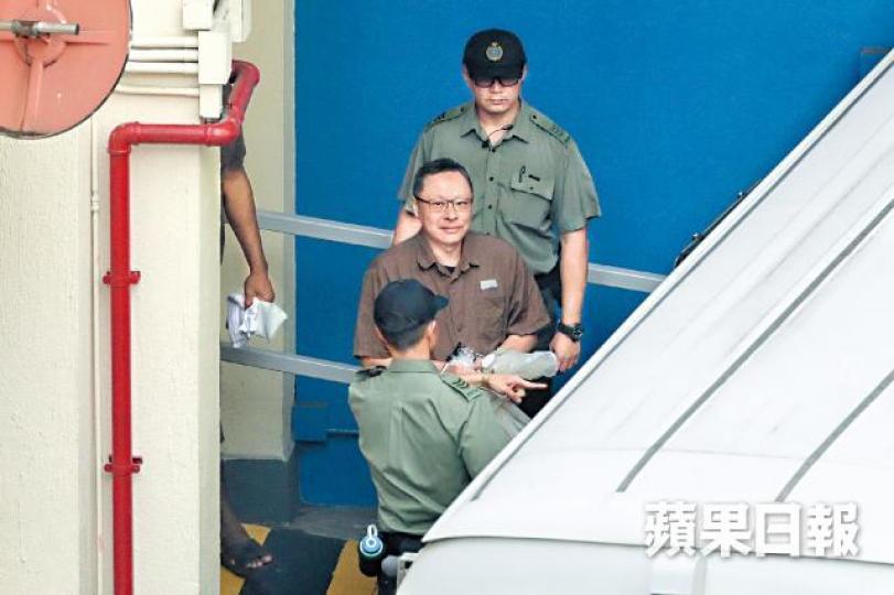 戴耀廷面露微笑離開收押所,到大嶼山石壁監獄服刑。夏家朗攝陳日君到西貢壁屋監獄探望陳健民,指他知道遊行人數多感到開心。黃耀興攝 戴耀廷面露微笑離開收押所,到大嶼山石壁監獄服刑。夏家朗攝陳日君到西貢壁屋監獄探望陳健民,指他知道遊行人數多感到開心。黃耀興攝