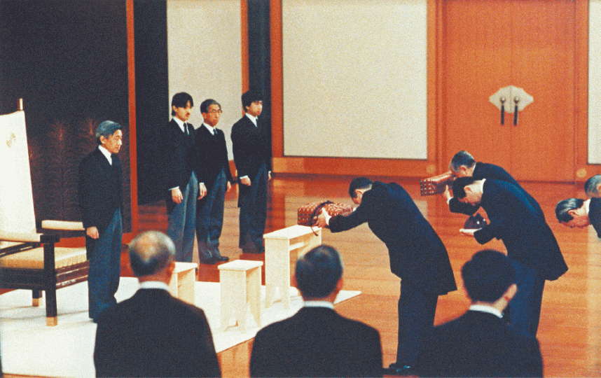 明仁(左)1989年在即位儀式接收「三神器」中的劍和玉,以及國璽御璽。 明仁(左)1989年在即位儀式接收「三神器」中的劍和玉,以及國璽御璽。