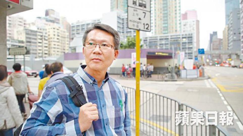 張賢登指當年購買物資時,商戶均對學生表示同情支持,大多提供折扣並盡快出貨。伍嘉亮攝民運照片常見顏色統一、整齊排列的帳篷,正是由學聯所送。帳篷當年購自長順街利來工業大廈「華昇體育器材有限公司」,惟該大廈數年前已改建成商場。多張當年購買物資、車票、IDD等的單據,見證兩地學子為民主奮鬥。 張賢登指當年購買物資時,商戶均對學生表示同情支持,大多提供折扣並盡快出貨。伍嘉亮攝民運照片常見顏色統一、整齊排列的帳篷,正是由學聯所送。帳篷當年購自長順街利來工業大廈「華昇體育器材有限公司」,惟該大廈數年前已改建成商場。多張當年購買物資、車票、IDD等的單據,見證兩地學子為民主奮鬥。