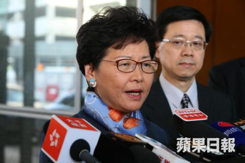 林鄭月娥面對13萬人上街,仍力撐送中條例,已等同將自己政治前途全押上去。 林鄭月娥面對13萬人上街,仍力撐送中條例,已等同將自己政治前途全押上去。