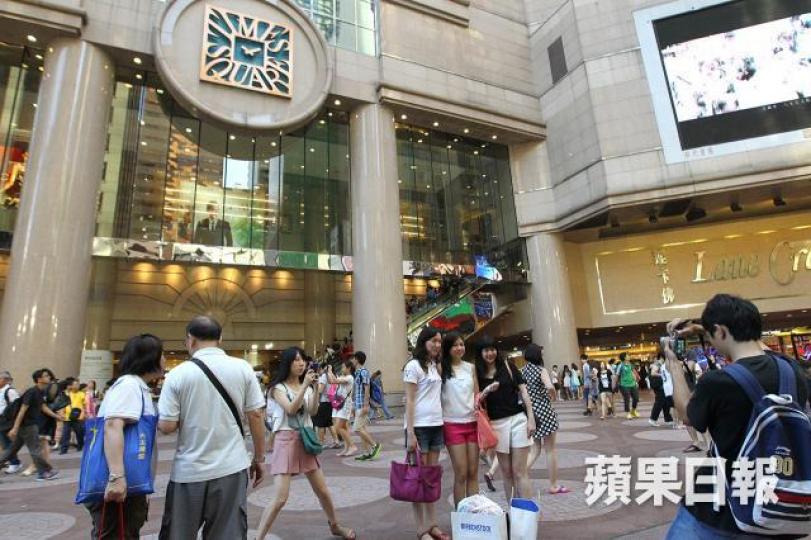 黃金周將至,九倉置業旗下商場海港城、時代廣場及荷里活廣場,全部屬內地旅客必到之地,黃金周概念股當之無愧。 資料圖片 黃金周將至,九倉置業旗下商場海港城、時代廣場及荷里活廣場,全部屬內地旅客必到之地,黃金周概念股當之無愧。 資料圖片