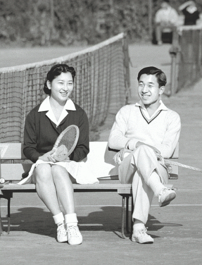 明仁打網球結識美智子,「網球場之戀」傳頌一時。 明仁打網球結識美智子,「網球場之戀」傳頌一時。