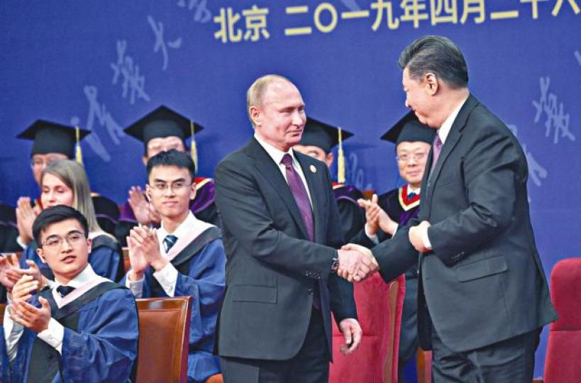 上周五清華大學向普京頒榮譽博士稱號,習近平陪同出席。 上周五清華大學向普京頒榮譽博士稱號,習近平陪同出席。
