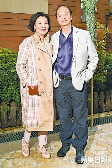 狄龍爆曾受不住引誘對不起老婆,幸回頭是岸,兩夫婦至今恩愛如昔。兒子譚俊彥(左)跟老婆育有一子一女,狄龍三代同堂十分開心。微博圖片陶敏明和林青霞(左)是閨密,經常相約行街食飯。資料圖片 狄龍爆曾受不住引誘對不起老婆,幸回頭是岸,兩夫婦至今恩愛如昔。兒子譚俊彥(左)跟老婆育有一子一女,狄龍三代同堂十分開心。微博圖片陶敏明和林青霞(左)是閨密,經常相約行街食飯。資料圖片