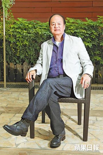 73歲狄龍回望半生,自言人生似抹枱布,充滿甜酸苦辣滋味。狄龍年輕時好靚仔,還操到一身胸肌和腹肌。《英雄本色》 劇照狄龍(右)當年跟張國榮、周潤發合作拍《英雄本色》再創事業高峯,獲封金馬影帝。張徹導演是狄龍的恩人。出身邵氏的狄龍(中),當年得老闆邵逸夫(左二)提攜。 73歲狄龍回望半生,自言人生似抹枱布,充滿甜酸苦辣滋味。狄龍年輕時好靚仔,還操到一身胸肌和腹肌。《英雄本色》 劇照狄龍(右)當年跟張國榮、周潤發合作拍《英雄本色》再創事業高峯,獲封金馬影帝。張徹導演是狄龍的恩人。出身邵氏的狄龍(中),當年得老闆邵逸夫(左二)提攜。