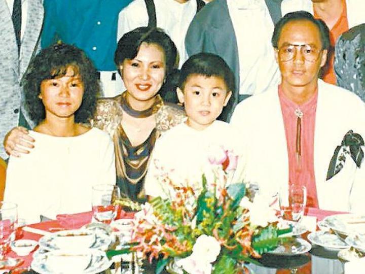 狄龍是林珊珊(左一)舅父,兒子譚俊彥(右二)現在拍劇,一家都是演藝人。 狄龍是林珊珊(左一)舅父,兒子譚俊彥(右二)現在拍劇,一家都是演藝人。