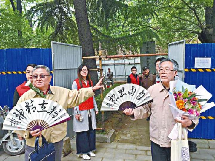 兩名清華校友展示寫有「獨立精神」、「自由思想」的紙扇表示不滿。紀念碑刻着由陳寅恪撰寫的紀念王國維的銘文。30多名清華校友舉牌抗議,停職的許潤章教授亦有參與。王國維紀念碑被校方圍封惹非議。 兩名清華校友展示寫有「獨立精神」、「自由思想」的紙扇表示不滿。紀念碑刻着由陳寅恪撰寫的紀念王國維的銘文。30多名清華校友舉牌抗議,停職的許潤章教授亦有參與。王國維紀念碑被校方圍封惹非議。
