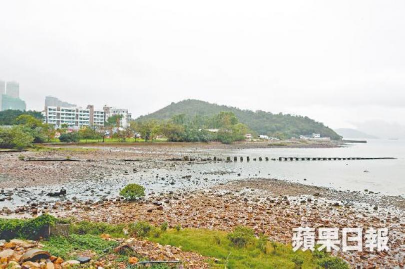 30年過去,泥涌安全屋外石灘不變,但人面全非。黎樹雄攝30年前泥涌安全屋營地,年輕人面露笑容燒烤玩樂,平淡而不平凡的逃亡生活,改寫一生。《泥營生活》片段蔡耀昌重返安全屋附近位置,找回土地公神位。【逃亡暗號】 暗號表暗藏重要指示,9210036即晚上9時到寫字樓、13即立即動身到指定點。【行動代碼】 護送民運人士時或會遇上被跟蹤等不利情況,因此亦有暗號通知營地。【傳呼通訊】 為掩人耳目,暗號表配合傳呼機運作,讓營中人與外界秘密通訊。 30年過去,泥涌安全屋外石灘不變,但人面全非。黎樹雄攝30年前泥涌安全屋營地,年輕人面露笑容燒烤玩樂,平淡而不平凡的逃亡生活,改寫一生。《泥營生活》片段蔡耀昌重返安全屋附近位置,找回土地公神位。【逃亡暗號】 暗號表暗藏重要指示,9210036即晚上9時到寫字樓、13即立即動身到指定點。【行動代碼】 護送民運人士時或會遇上被跟蹤等不利情況,因此亦有暗號通知營地。【傳呼通訊】 為掩人耳目,暗號表配合傳呼機運作,讓營中人與外界秘密通訊。