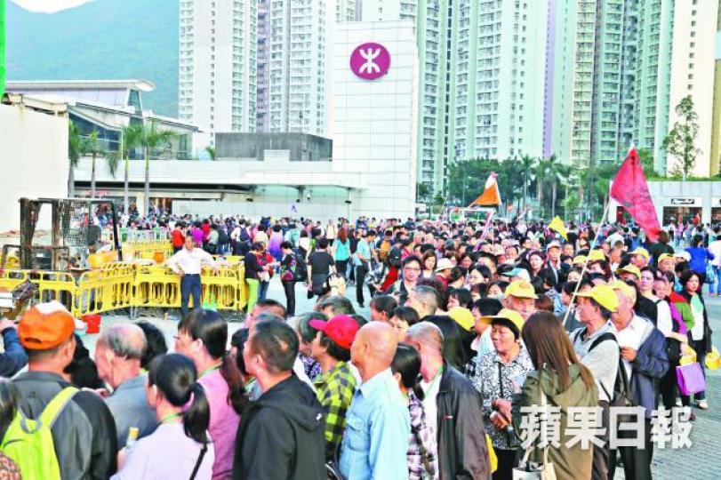 港珠澳大橋通車後旅客逼爆東涌,今個五一黃金周料重演。資料圖片 港珠澳大橋通車後旅客逼爆東涌,今個五一黃金周料重演。資料圖片