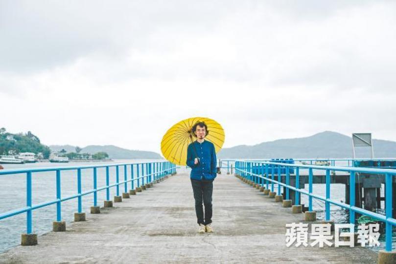 Charles搬入坪洲後,已完全適應這裏寧靜的環境。Louise表示,即使再努力抗議填海,方案也似乎難有退讓空間。阿俊坦言搬入坪洲之後,生活作息變得有規律。 Charles搬入坪洲後,已完全適應這裏寧靜的環境。Louise表示,即使再努力抗議填海,方案也似乎難有退讓空間。阿俊坦言搬入坪洲之後,生活作息變得有規律。