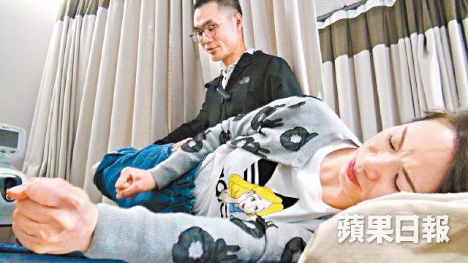 治療師按壓放鬆肌肉,即使痛得緊握拳頭,穎楠依然頂硬上。 治療師按壓放鬆肌肉,即使痛得緊握拳頭,穎楠依然頂硬上。