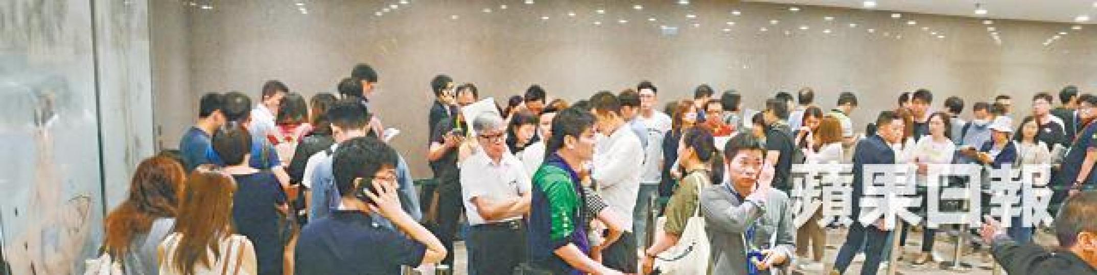日出康城MONTARA日前推出示範單位,吸引大批市民到場排隊睇樓。 日出康城MONTARA日前推出示範單位,吸引大批市民到場排隊睇樓。