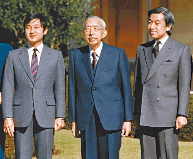 近三代天皇德仁、裕仁、明仁(左至右)於1987年留影。美聯社 近三代天皇德仁、裕仁、明仁(左至右)於1987年留影。美聯社
