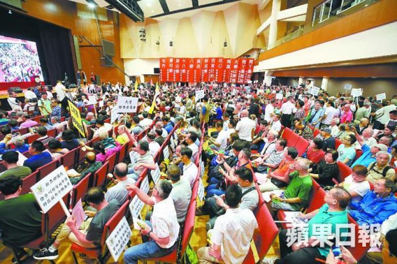 新界鄉議局昨召開特別村民大會捍衞丁權。黎樹雄攝主席劉業強(中)稱原居民在官地建丁屋合法合情。 新界鄉議局昨召開特別村民大會捍衞丁權。黎樹雄攝主席劉業強(中)稱原居民在官地建丁屋合法合情。