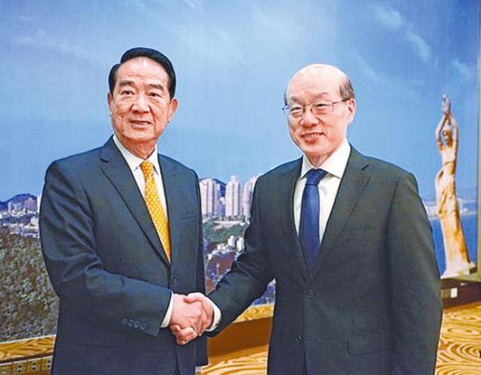 宋楚瑜(左)日前訪大陸時與國台辦主任劉結一會面。 宋楚瑜(左)日前訪大陸時與國台辦主任劉結一會面。