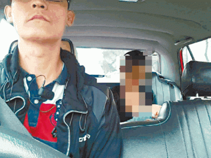 有的士司機前年在網上公開女乘客餵奶截圖遭炮轟。 有的士司機前年在網上公開女乘客餵奶截圖遭炮轟。