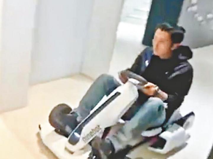 祖兒開得好慢，霆鋒（圖）坐上車即示範「速度」。互聯網圖片祖兒（圖）開得好慢。互聯網圖片謝霆鋒。資料圖片容祖兒。資料圖片