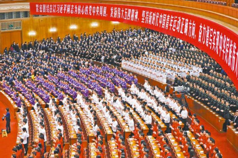 逾千學生代表出席五四紀念大會,被灌輸愛黨思想。習近平昨藉五四100周年,重捧被他打殘的共青團。 逾千學生代表出席五四紀念大會,被灌輸愛黨思想。習近平昨藉五四100周年,重捧被他打殘的共青團。