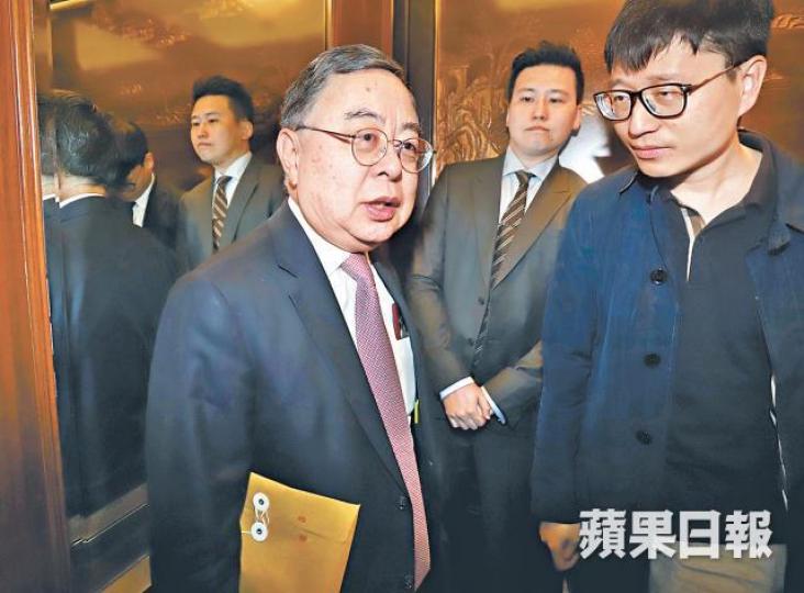 陳啟宗出席恒隆股東會後,未有如往年接受傳媒訪問便離去。 陳啟宗出席恒隆股東會後,未有如往年接受傳媒訪問便離去。