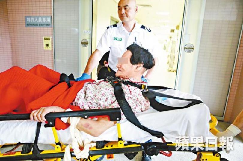 【59歲三妹】涉傷人被捕的三妹被綁在擔架床,轉送東區醫院。劉漢權攝【66歲大姊】雙眼受傷的長姊,由救護員送院治理。李家傑攝 【59歲三妹】涉傷人被捕的三妹被綁在擔架床,轉送東區醫院。劉漢權攝【66歲大姊】雙眼受傷的長姊,由救護員送院治理。李家傑攝