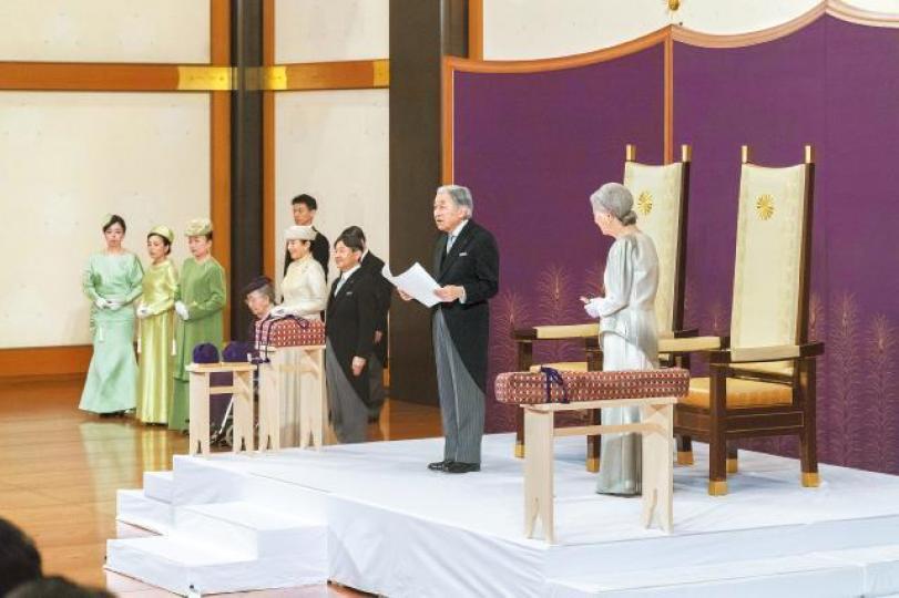 日皇明仁昨在皇居內位階最高的宮殿「松之間」宣佈退位,交出代表天皇權力的神器及御璽。美聯社明仁昨早穿上自平安時期起天皇主持儀式的服飾「黃櫨染御袍」,向神明及歷代天皇稟告退位。路透社 日皇明仁昨在皇居內位階最高的宮殿「松之間」宣佈退位,交出代表天皇權力的神器及御璽。美聯社明仁昨早穿上自平安時期起天皇主持儀式的服飾「黃櫨染御袍」,向神明及歷代天皇稟告退位。路透社