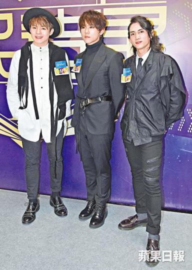 MIRROR成員（左起）Ian、姜濤及Lokman自《全民造星》出身，昨日齊齊現身揀師弟。姜濤與Lokman昨日與郭偉亮等一班導師，平起平坐做面試評判。【冇唱功】參賽者張子衡表演時，被評判劉美君勸誡不要唱歌。大會昨日設有即場報名及面試，有不少人士即場報名。【有佬氣】王祖藍表弟孖八稱曾參加過亞視星光大道，但表演時被批略顯老態。【企唔定】影壇新人劉頌鵬上台後「郁身郁勢」，遭花姐嚴斥。