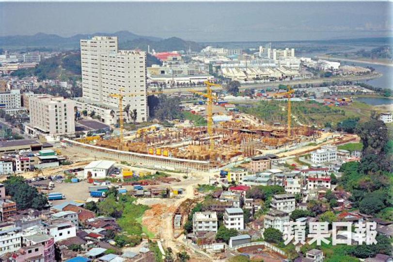 采葉庭位於元朗工業區邊陲,是當年區內罕有大屋苑。新地時任副主席郭炳江2001年初視察采葉庭地盤。2001年,郭炳聯現身采葉庭售樓處。 采葉庭位於元朗工業區邊陲,是當年區內罕有大屋苑。新地時任副主席郭炳江2001年初視察采葉庭地盤。2001年,郭炳聯現身采葉庭售樓處。
